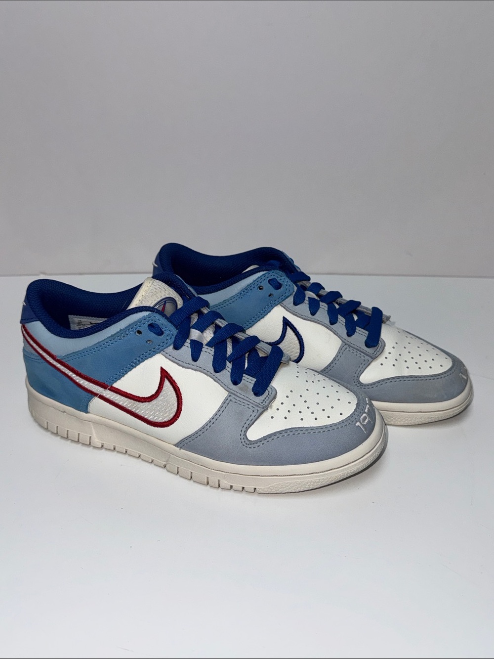Nike Kids Low-Top Sneakers in White, Light Blue, Navy & Red